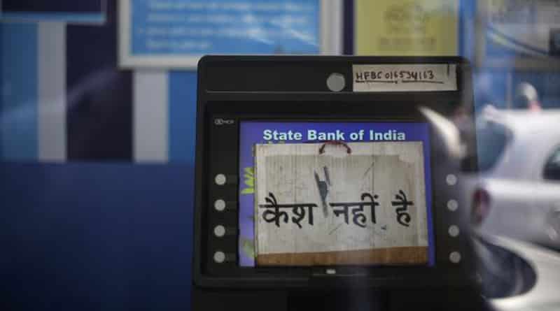 ‘ক্যাশলেস’ মহানগরের কয়েকটি এটিএম, সমস্যা মেটাতে গ্রাহকদের ভিড় ব্যাংকে