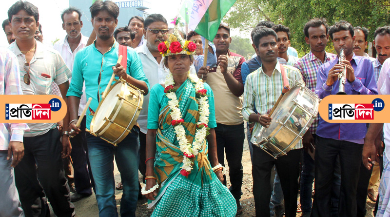 সেজেগুজে সাড়ম্বরে চলেছেন মহিলা প্রার্থী, বিয়েবাড়ির লোক ভেবে ভ্রম বাসিন্দাদের