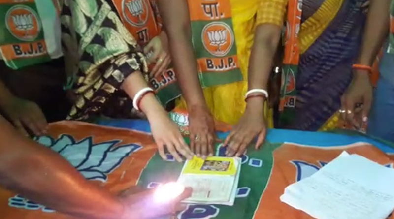 মনোনয়ন প্রত্যাহার ঠেকাতে অভিনব পন্থা, গীতা ছুঁইয়ে প্রার্থীদের শপথবাক্য পাঠ বিজেপির