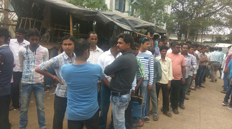 বিজেপির মহিলা প্রার্থীকে তরোয়াল দেখিয়ে মনোনয়ন প্রত্যাহারে চাপ