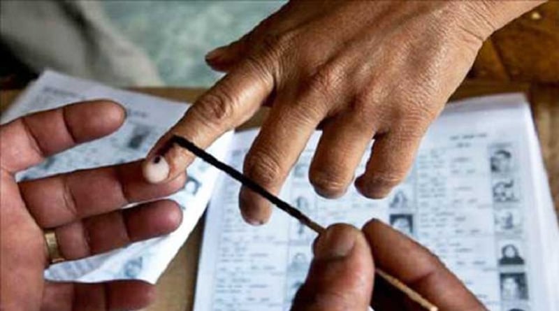 Panchayat Polls: TMC allegedly rigging in booth at Balurghat 