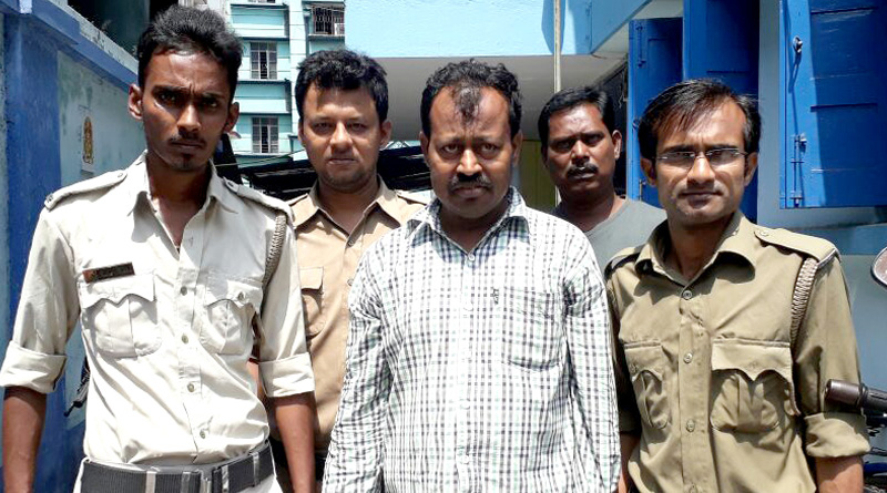 সহকারী শিক্ষকপদের ভুয়ো নিয়োগপত্র নিয়ে কাজে যোগ দিতে এসে গ্রেপ্তার যুবক
