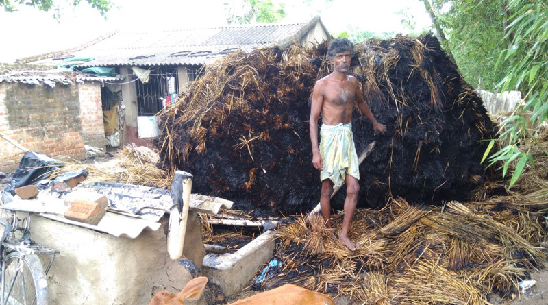 প্রকাশ্যে মদ্যপানের প্রতিবাদ করায় কৃষকের খড়ের গাদা জ্বালিয়ে দিল দুষ্কৃতীরা