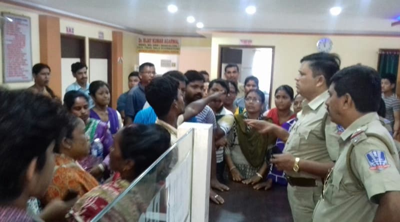 ভুল চিকিৎসায় রোগীমৃত্যুর অভিযোগে হাসপাতালে উত্তেজনা, পুলিশের সঙ্গে ধস্তাধস্তি