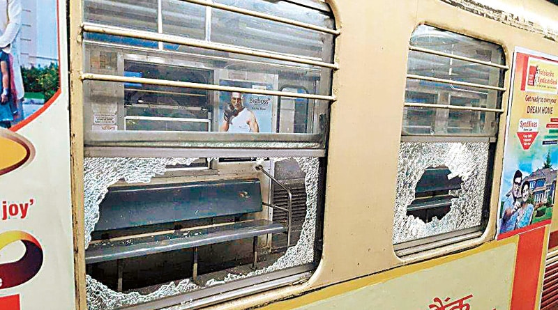 Snag hits Kolkata Metro at Kudghat station, panicky passengers run amok