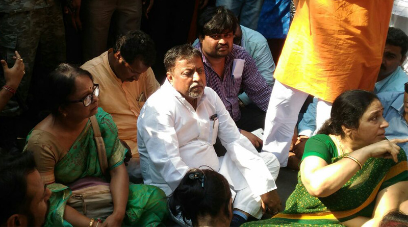 মুকুলের নেতৃত্বে কমিশনের দপ্তরের সামনে বিজেপির নেতা-কর্মীদের বিক্ষোভ