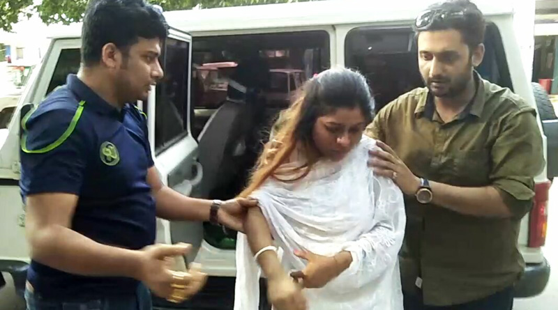 পাসপোর্ট পরীক্ষার নামে অন্তঃসত্ত্বাকে হেনস্তা, থানায় অভিযোগ দায়ের স্বামীর