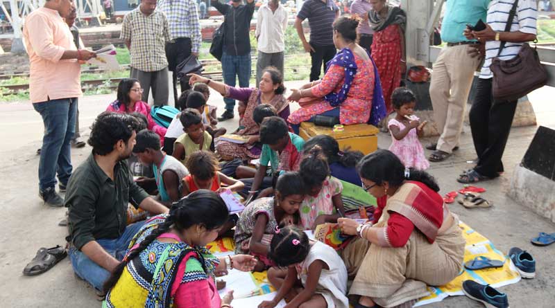পূর্ব বর্ধমানে পথশিশুদের জন্য ভ্রাম্যমান স্কুল, মিলবে মিড-ডে মিলও