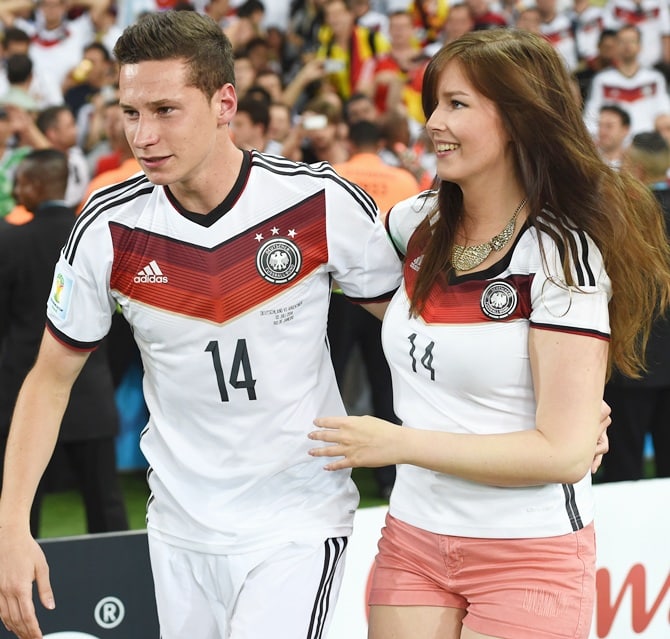 RIO DE JANEIRO, BRAZIL - JULY 13: Julian Draxler (L) of Germany and his girlfriend Lena celebrate Germany's victory after the 2014 FIFA World Cup Brazil Final match between Germany and Argentina at Maracana on July 13, 2014 in Rio de Janeiro, Brazil. (Photo by Matthias Hangst/Getty Images)