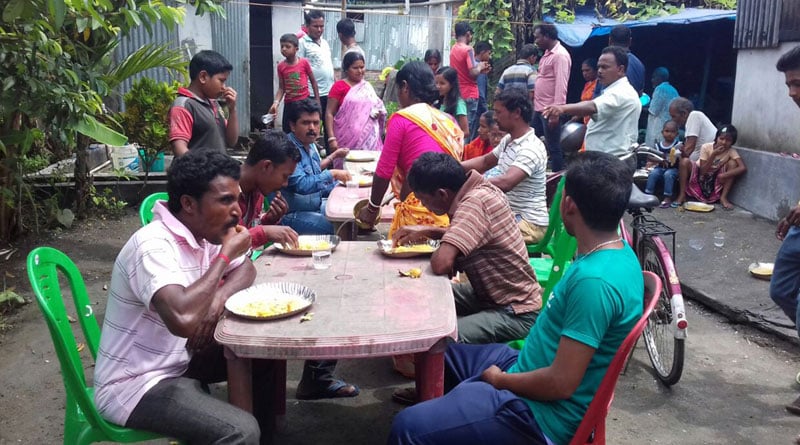 West Bengal panchayat polls: BJP-TMC cadres share meal after polling ends