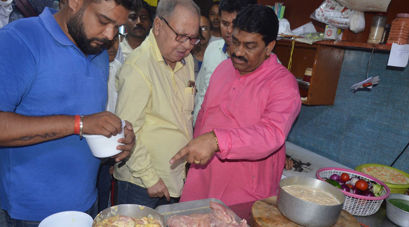 পুরসভার অভিযানে বর্ধমানে নামী রেস্তরাঁয় উদ্ধার পচা মাংস, হতবাক পুরকর্তারা