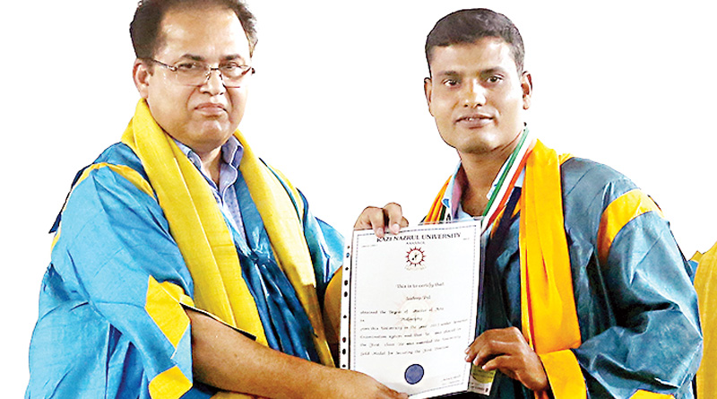 দারিদ্রর সঙ্গে যুঝে উচ্চশিক্ষা, নজরুল বিশ্ববিদ্যালয়ের সমাবর্তনে সম্মানিত সুবীর