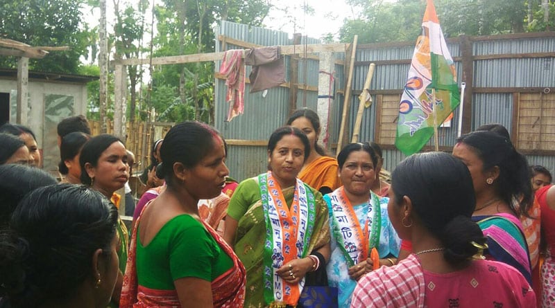 সংসারের ঝক্কি সামলেই ভোটের ময়দানে, বাড়ি বাড়ি প্রচারে শিশুশিক্ষা কেন্দ্রের সহায়িকা