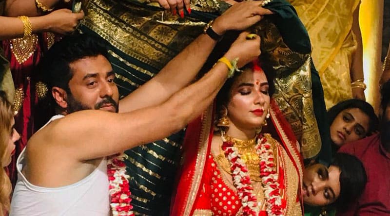 সাতপাকে বাঁধা পড়লেন রাজ-শুভশ্রী, দেখুন বিয়ের সেরা মুহূর্তের ভিডিও