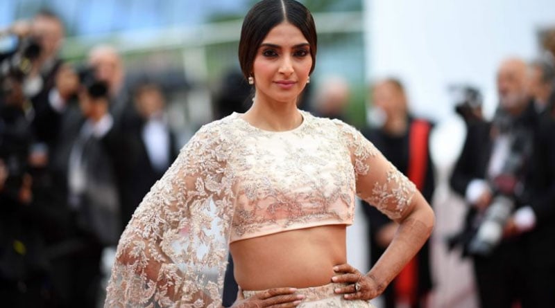 Sonam Kapoor kisses Mahira Khan at Cannes, pic goes viral