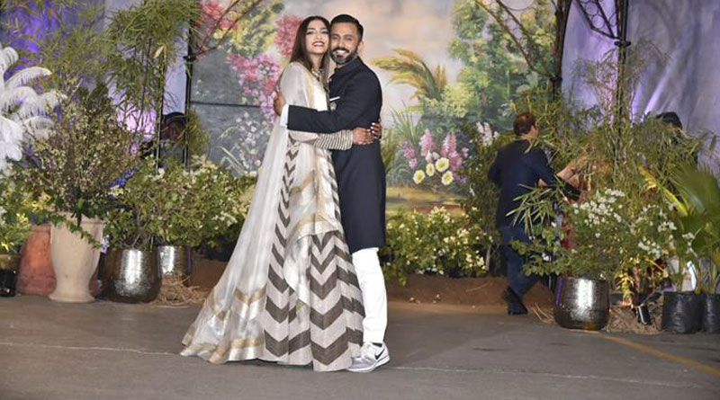সোনম-আনন্দের রিসেপশনে শামিল বলিউড, দেদার হুল্লোড় তারকাদের