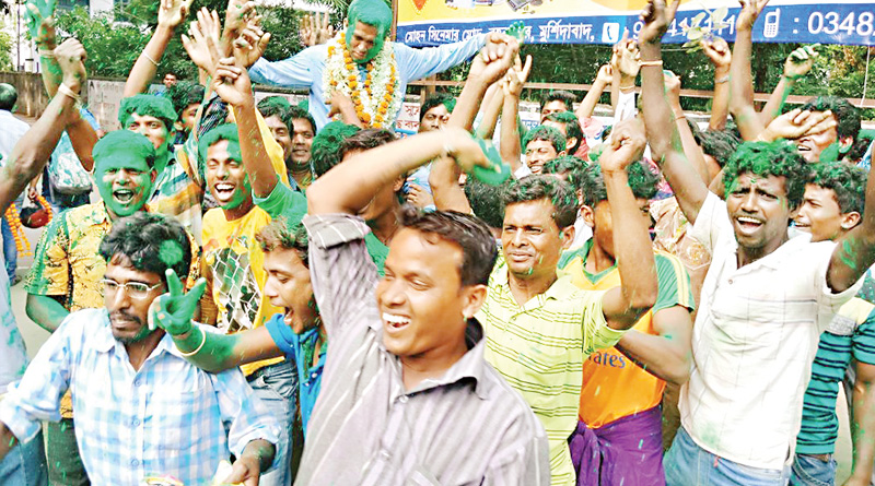 TMC supports smears gulal, celebrate by-poll victory in Maheshtala