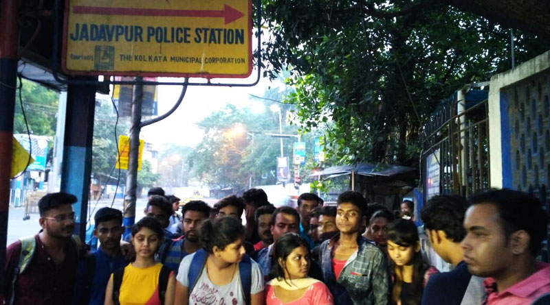 মেলেনি পারিশ্রমিক, রাতভর যাদবপুর থানার সামনে বিক্ষোভ জুনিয়র আর্টিস্টদের