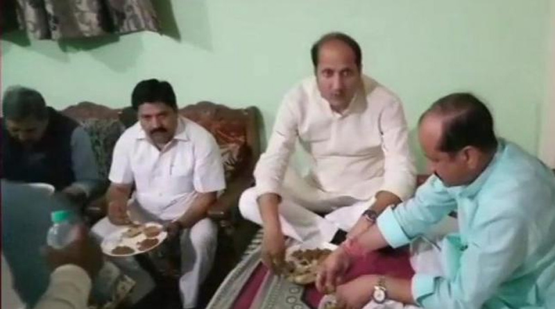 দলিত যুবকের বাড়ির অন্নে অরুচি, বাইরে থেকে আনা খাবার খেলেন মন্ত্রী