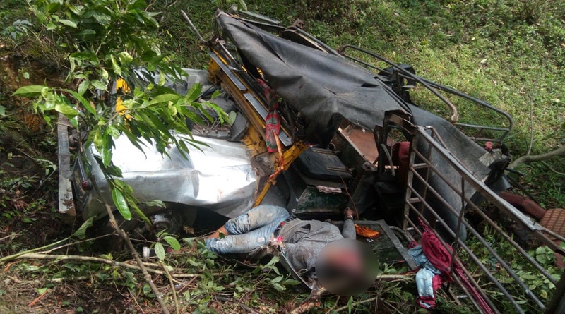 পাহাড়ি নদীতে সিলিন্ডার বোঝাই গাড়ি, দুর্ঘটনায় মৃত ২