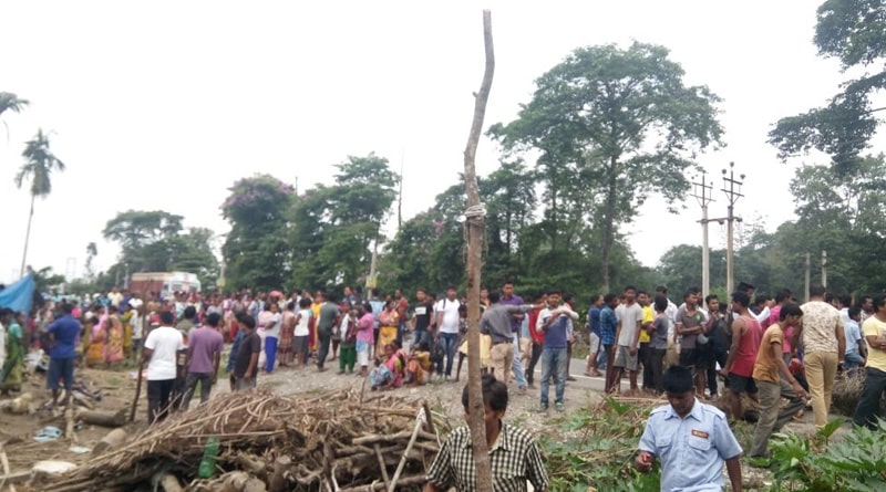 নিয়্ন্ত্রণ হারিয়ে চা বাগানের শ্রমিক আবাসনে ঢুকে পড়ল বাস, মৃত এক