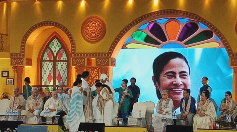 বঙ্গবিভূষণে সম্মানিত আশা ভোঁসলে, মুখ্যমন্ত্রীর অনুরোধে গাইলেন গান