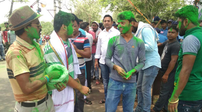 ঘাসফুলেই সায় বাংলার মানুষের, কোথাও কোথাও ফুটল পদ্মও