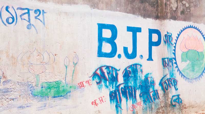প্রবল ঝড়-বৃষ্টিতে মুছে যাচ্ছে দেওয়াল লিখন, বিপাকে প্রার্থীরা