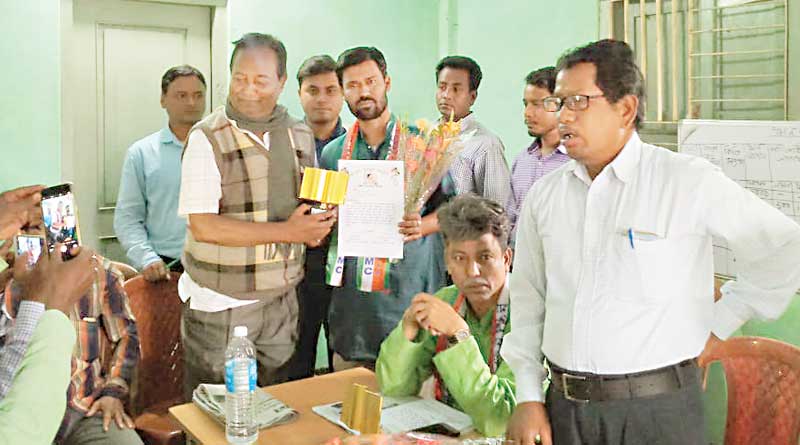 WBpanchayetPoll:  Workers felicitated for withdrawing nomination by TMC leadership 