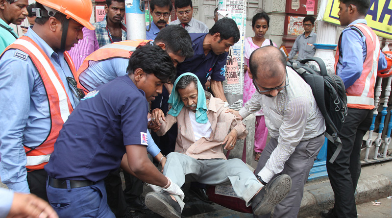 তিলোত্তমার মানবিক মুখ, পথচারীদের তৎপরতায় বাঁচল বৃদ্ধের জীবন 