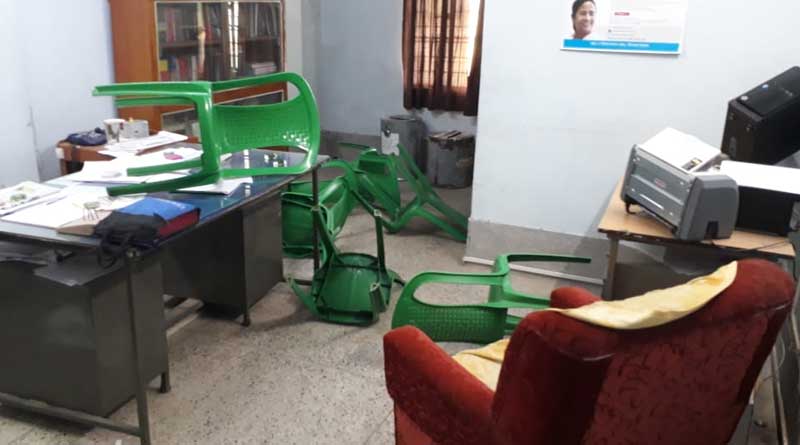 অতিরিক্ত কাজ করিয়ে বিল মেটানোর দাবি, পুরসভায় ভাঙচুর স্থানীয় বাসিন্দাদের