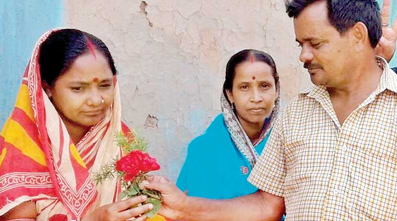 লাল গোলাপ হাতে দরজায় হাজির প্রার্থী! অবাক বাঁকুড়ার সিমলাপালের বাসিন্দারা