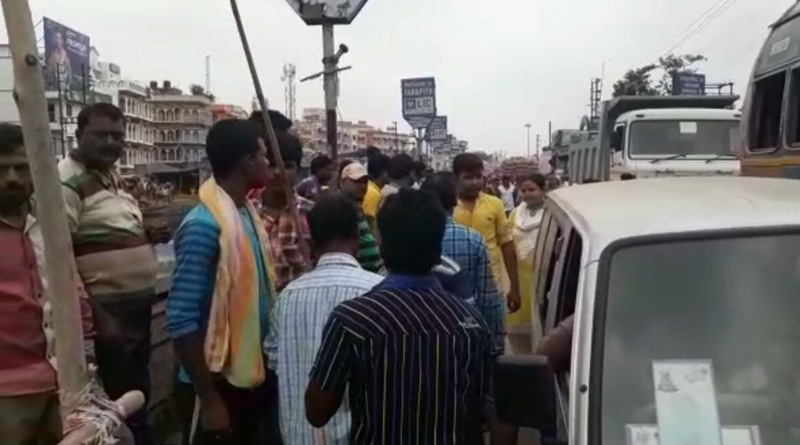 বাসচালককে মাটিতে ফেলে মারধর, অভিযুক্ত খোদ ঝাড়খণ্ডের মন্ত্রীর উপদেষ্টা