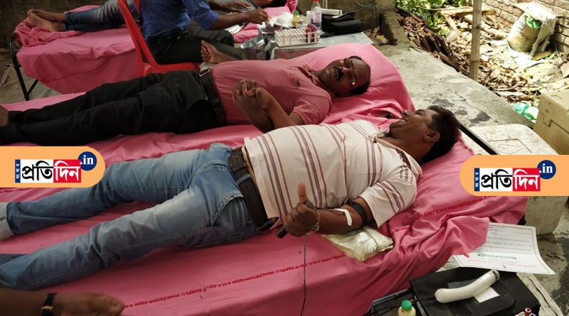 সবার আগে মানবধর্ম, প্রতিদ্বন্দ্বিতা ভুলে হাত ধরাধরি করে রক্তদান তৃণমূল ও বিজেপি প্রার্থীর