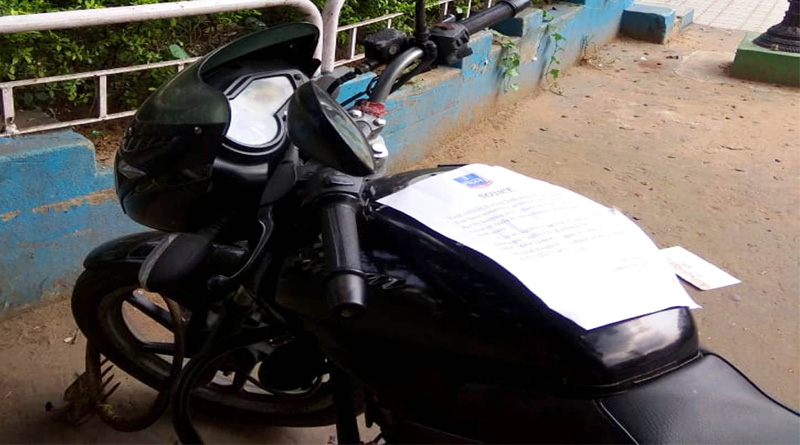 বেআইনি পার্কিং রুখতে নয়া উদ্যোগ, ‘হুইল ক্ল্যাম’ বসছে মোটরবাইকের চাকায়