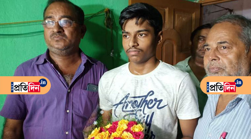 বাবা ঝাল-মুড়ি বিক্রেতা, উচ্চমাধ্যমিকে অষ্টম হয়ে চমক ছেলে বিশ্বজিতের
