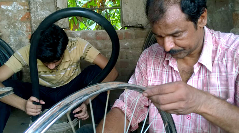 সাইকেল সারাইয়ের দোকানে বাড়ছে স্বপ্ন, উচ্চ মাধ্যমিকে অষ্টম ধনেখালির রাজশেখর