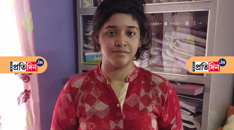 সোশ্যাল মিডিয়ায় মুখ গুঁজে থাকা পছন্দ নয় উচ্চ মাধ্যমিকে নবম হওয়া অনুশ্রীর
