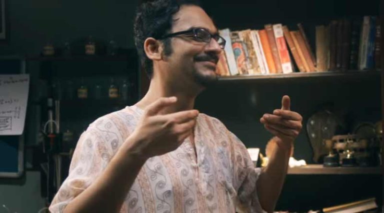 ‘হ্যাপি পিল’: হাসির মোড়কে বিশ্বাসের কথা