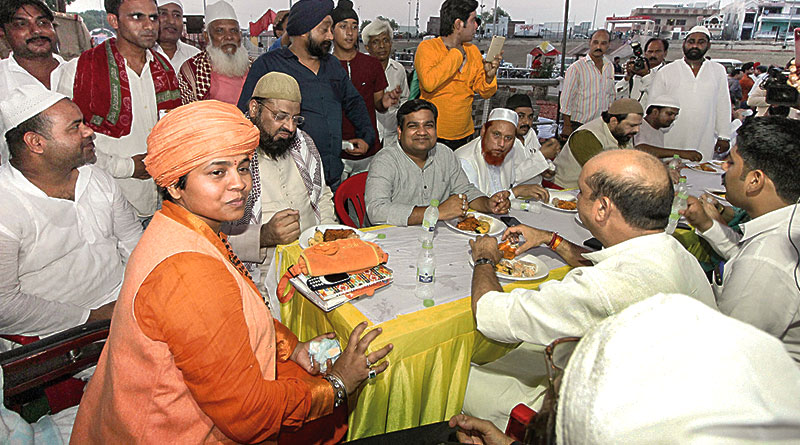 Lucknow's Mankameshwar temple first time hosts Iftar