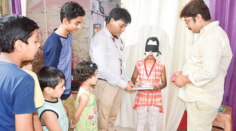 গন্ধ শুঁকেই রং বলে দিচ্ছে কেতুগ্রামের এই ‘বিস্ময়’ বালিকা