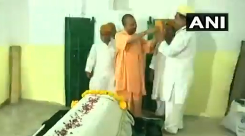 মাজার দর্শনে টুপি পরতে অস্বীকার, ফের বিতর্কে যোগী আদিত্যনাথ