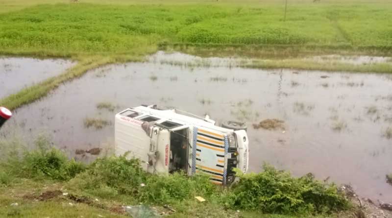 ফের জাতীয় সড়কে দুর্ঘটনায় মৃত্যু, পুলিশ ভ্যান নয়ানজুলিতে ফেলল উত্তেজিত জনতা
