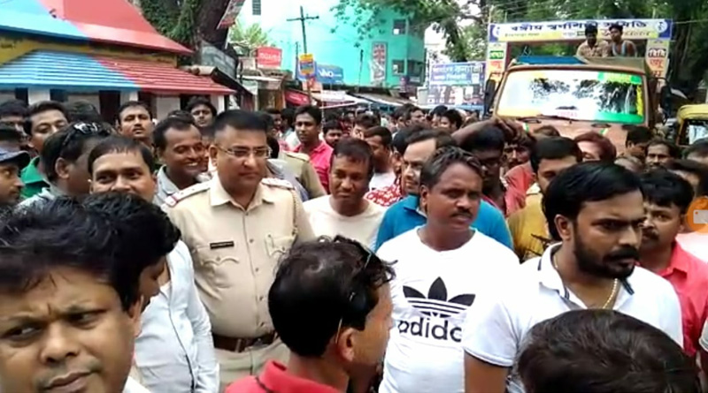 যশোর রোডে গাছ কাটা নিয়ে অবরোধ-বিক্ষোভ, আন্দোলনের জেরে অস্বস্তিতে প্রশাসন