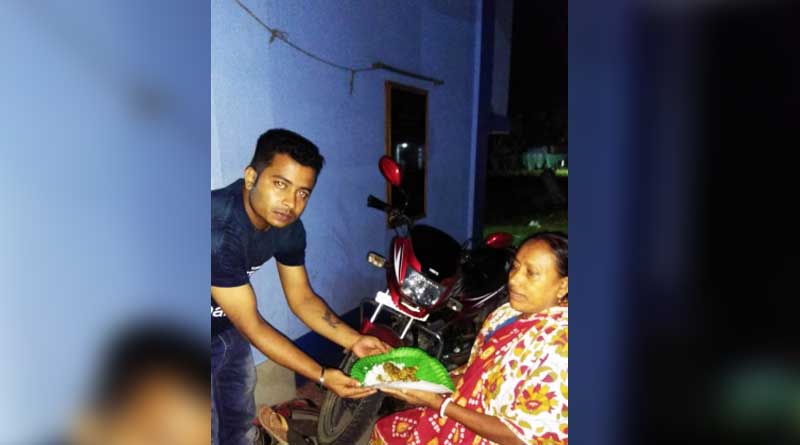 জন্মদিনে ভবঘুরেদের ভোজ, মানবিকতার নজির বালুরঘাটের যুবকের