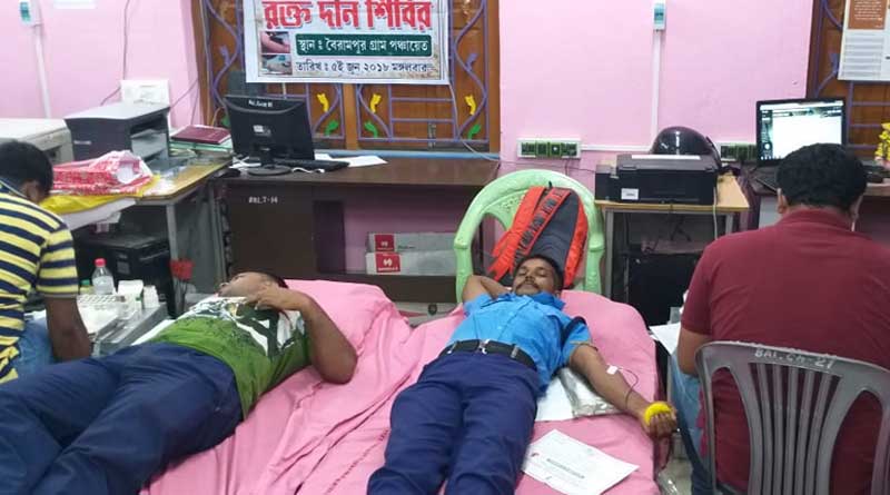 রোজা ভেঙে রক্তদান, বনগাঁয় মানবিকতার নজির মুসলিম যুবকদের