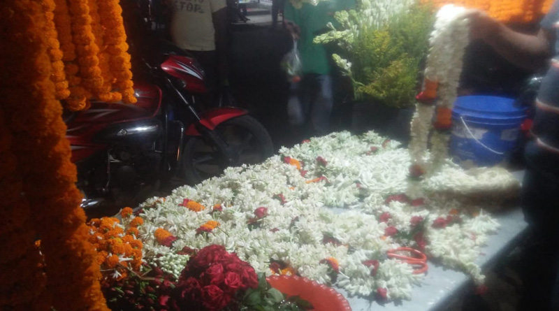 জ্যৈষ্ঠ মাস মলমাস, ক্রেতাহীন ফুলবাজারে কার্যত মাথায় হাত ব্যবসায়ীদের