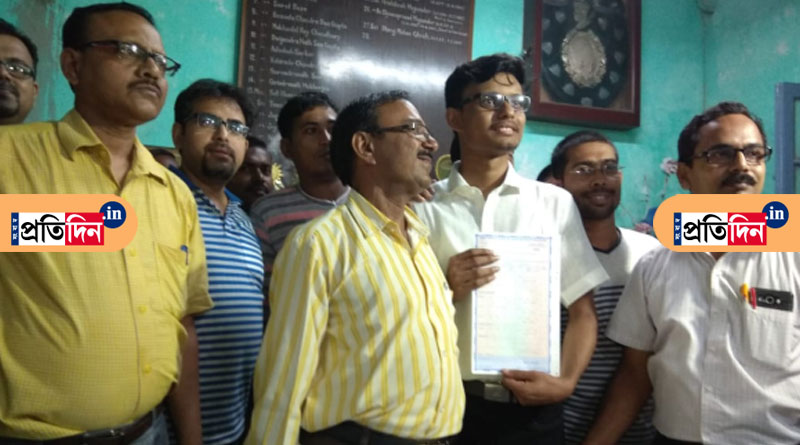 বাবার সঙ্গে রবীন্দ্রসংগীত গেয়ে সাফল্য উদযাপন উচ্চ মাধ্যমিকে প্রথম গ্রন্থনের
