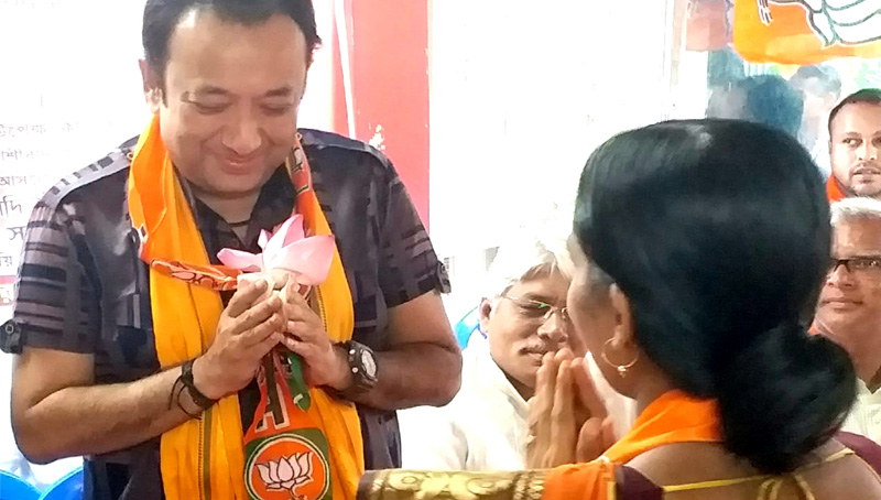শ্যামাপ্রসাদকে ছুঁয়েছেন ফিরহাদ! গঙ্গাজলে মূর্তি ধুয়ে শোধন করার দাবি জয়ের
