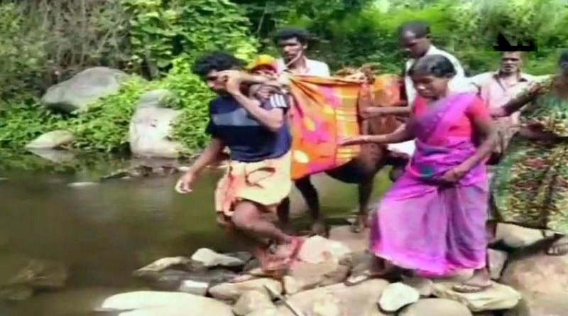 দেখা নেই অ্যাম্বুল্যান্সের, কাঁধে করে প্রসূতিকে হাসপাতালে নিয়ে গেলেন পরিবারের সদস্যরা